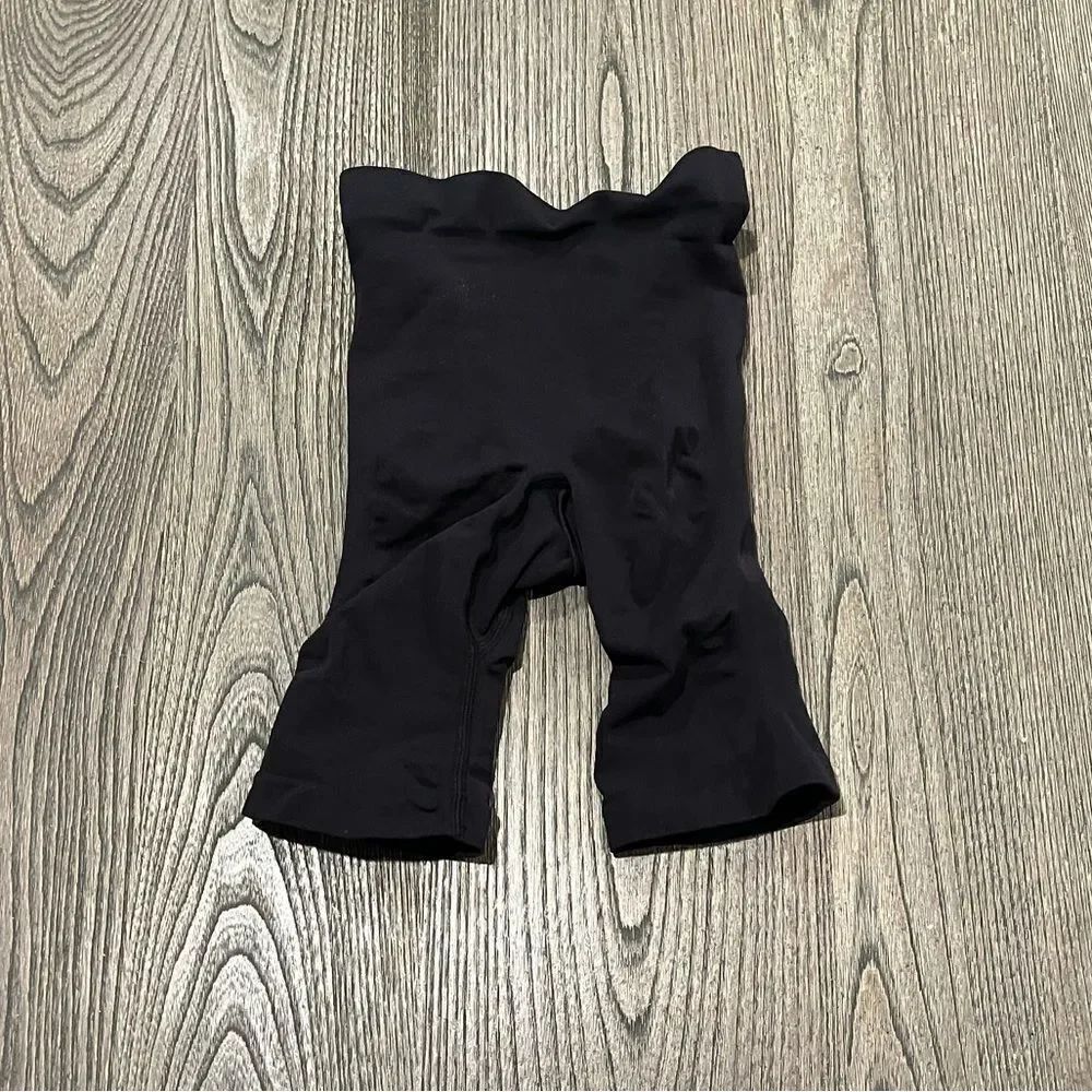NWOT SKIMS Sculpting Shorts Mid Thigh Open Gusset - Size S/M